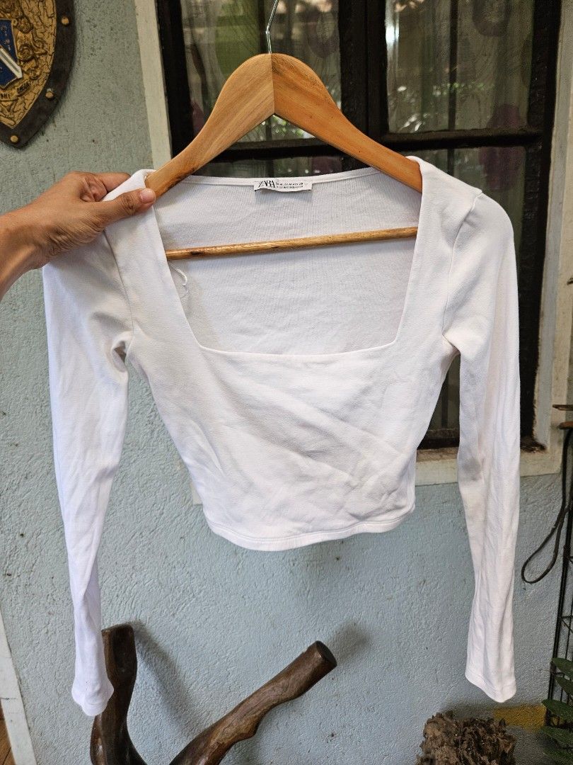 Zara crop longsleeves white (Category: Longsleeves) located in Santa Rosa. Submitted by veesgoodfinds (Listing ID 1462077144, Image 1). Description: fits Small to Medium frame Like New Seldom used.