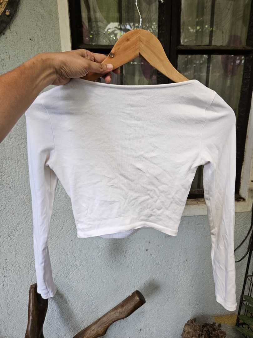 Zara crop longsleeves white (Category: Longsleeves) located in Santa Rosa. Submitted by veesgoodfinds (Listing ID 1462077144, Image 2). Description: fits Small to Medium frame Like New Seldom used.