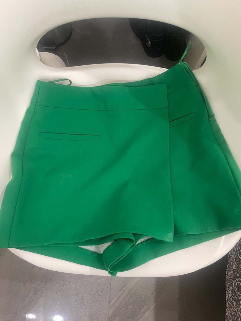 Zara green skirt skort (Category: Skirts) located in Quezon City. Submitted by sweetarchiveph (Listing ID 1462101378, Image 1). Description: authentic super cute for summer! size xs but can fit size small girlies please buy na it lp 300 if u also buy the pleated skirt.