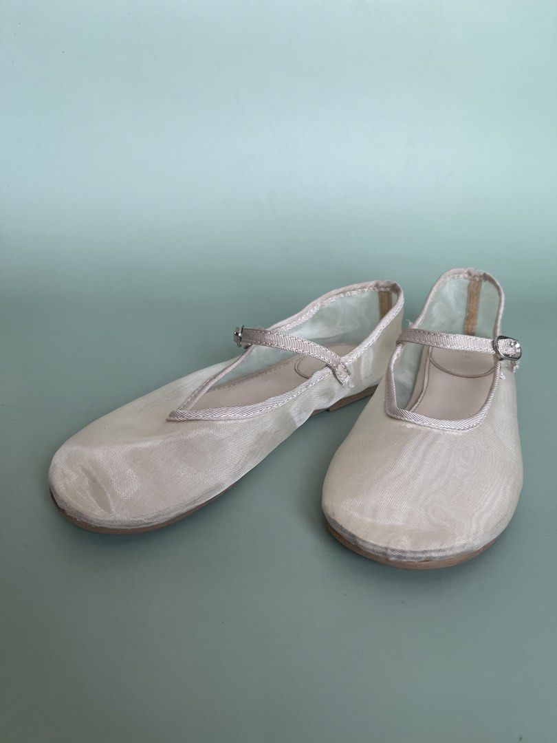 Zara Kids Mesh Shoes (Category: Babies & Kids Fashion) located in Quezon City. Submitted by fabfabuys (Listing ID 1462055365, Image 1). Description: Age 6-7 EU 30 / US13 18.9cm.