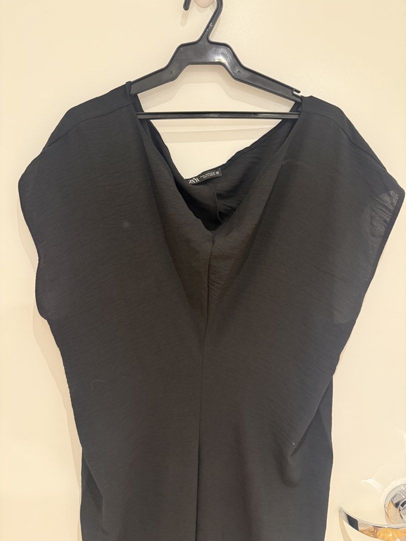 Zara LBD dress (Category: Dresses) located in Makati City. Submitted by nmvs1 (Listing ID 1462059193, Image 2). Description: Zara black dress Xl Worn once excellent condition Can be worn off shoulder .