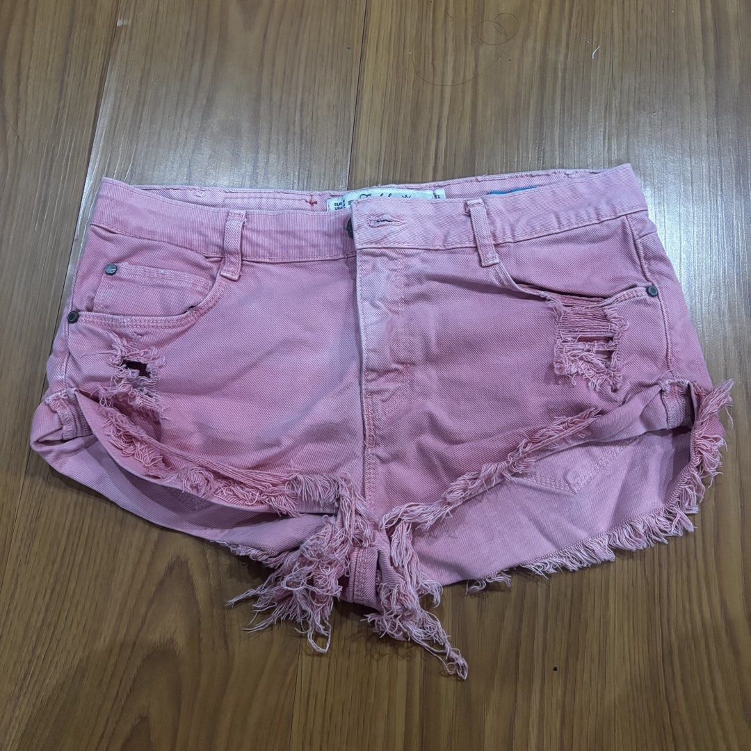 Zara Pink Distressed Denim Shorts (Category: Shorts) located in Quezon City. Submitted by murafindsph (Listing ID 1462037061, Image 1). Description: - Cute pink denim shorts from Zara - Size Medium - Distressed look with frayed hem - Perfect for casual summer wear - Great addition to your wardrobe.
