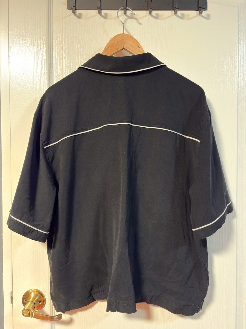 Zara Relaxed Oversized Shirt (Category: Tshirts & Polo Shirts ) located in Manila. Submitted by notcarlow (Listing ID 1462185383, Image 2). Description: Zara Relaxed Oversized Shirt Size Small (see pic for reference) Almost new (still with tag) Used once only 📍Mandaluyong.