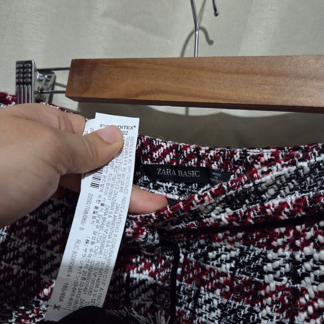 ZARA TWEED SKIRT (Category: Skirts) located in Santiago. Submitted by fromboxes (Listing ID 1462156469, Image 3). Description: Like new Ships thru J&T Isabela North Luzon Shipping Nationwide No rush shipping 😊😊.