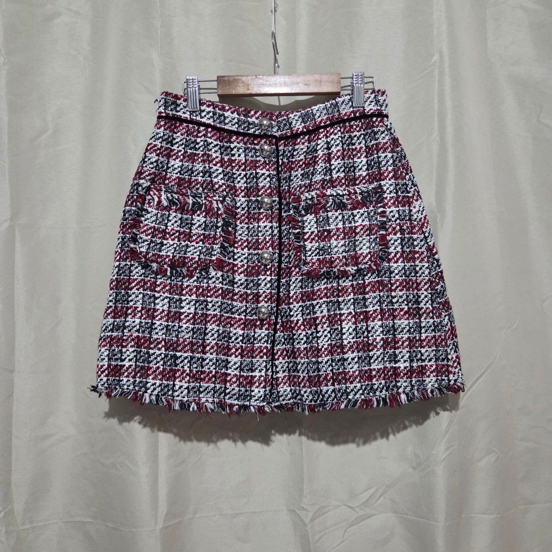ZARA TWEED SKIRT (Category: Skirts) located in Santiago. Submitted by fromboxes (Listing ID 1462156469, Image 1). Description: Like new Ships thru J&T Isabela North Luzon Shipping Nationwide No rush shipping 😊😊.