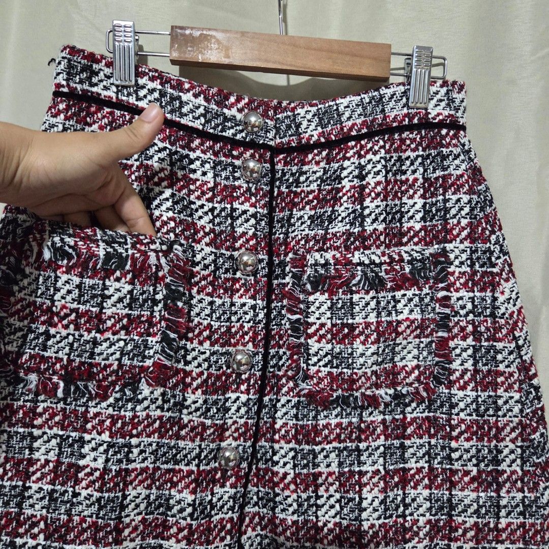 ZARA TWEED SKIRT (Category: Skirts) located in Santiago. Submitted by fromboxes (Listing ID 1462156469, Image 2). Description: Like new Ships thru J&T Isabela North Luzon Shipping Nationwide No rush shipping 😊😊.