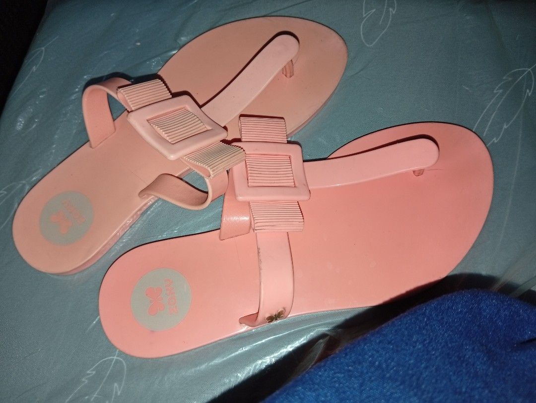 Zaxy Pink Jelly Bow Sandals (Category: Other Babies Going Out Needs) located in Manila. Submitted by kramchelle (Listing ID 1462197794, Image 2). Description: -few times used -size 33/34 - Cute pink jelly sandals from Zaxy - Features a sweet bow detail on the strap - Easy slip-on style, perfect for casual wear - Wavy grip pattern on soles.