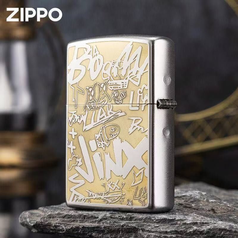 Zippo Jinx （分類：復古收藏品）位於 Hong Kong。 由 zippo8526 提交（商品編號 1462066158，圖片 2）。簡介： 🔥 全新，有盒直送 每款商品均為全新，無瑕疵、無刮痕，品質保證！ 👏 👏 👏 歡迎隨時私訊了解更多，立即搶購你心儀的商品！。