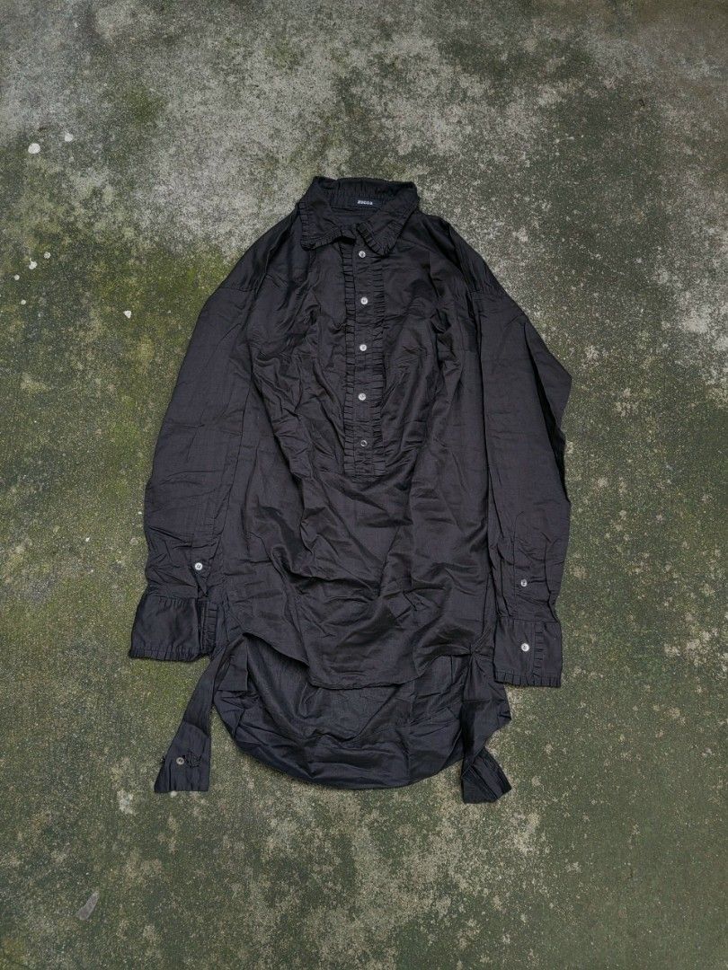 Zucca 1/1 Sample Piece (Category: Blouses) located in Taguig. Submitted by xurocurations (Listing ID 1462125480, Image 1). Description: Brands create a small number of sample pieces before full production. Designers use these to test the fit, tailoring lines, and fabric movement on runways or in showrooms. -26 Width Armpits -20 Width Waist Part -30 Length Front -35 Length Back -22 Shoulder to Cuffs.