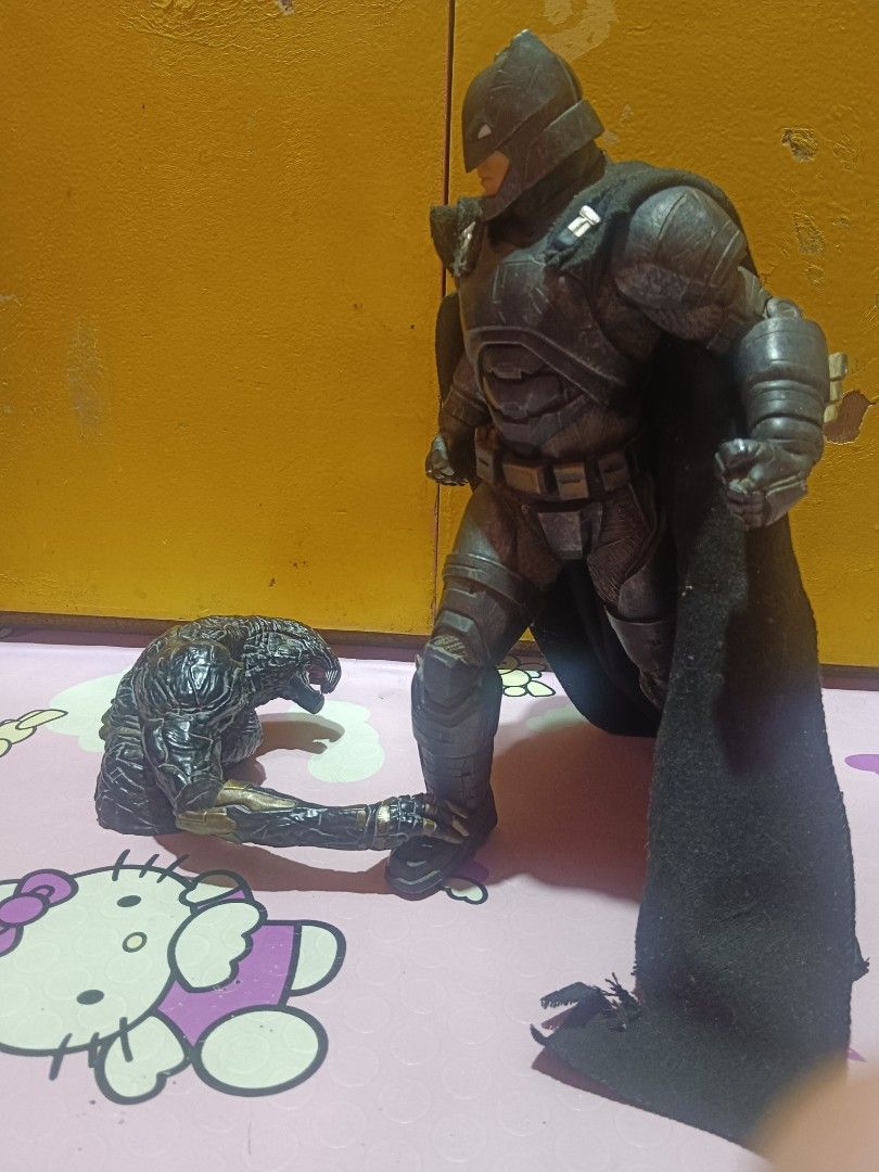 1/6 scale armored batman vs outrider (Category: Figurines & Statues) located in Pasig City. Submitted by rednaxela_rich (Listing ID 1462289482, Image 2). Description: 1/6 scale statue armored batman x outrider set as is.
