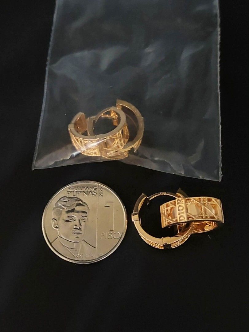 18k gold pawnable earrings (Category: Earrings) located in Manila. Submitted by luxesparks (Listing ID 1462385395, Image 2). Description: .
