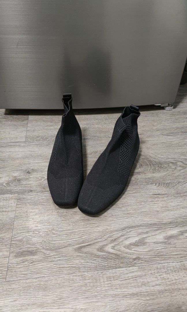 2nd Hand item (Category: Boots) located in Quezon City. Submitted by mariegraci46169 (Listing ID 1462263699, Image 3). Description: Low cut black boots. Never used, good as new Size 6.