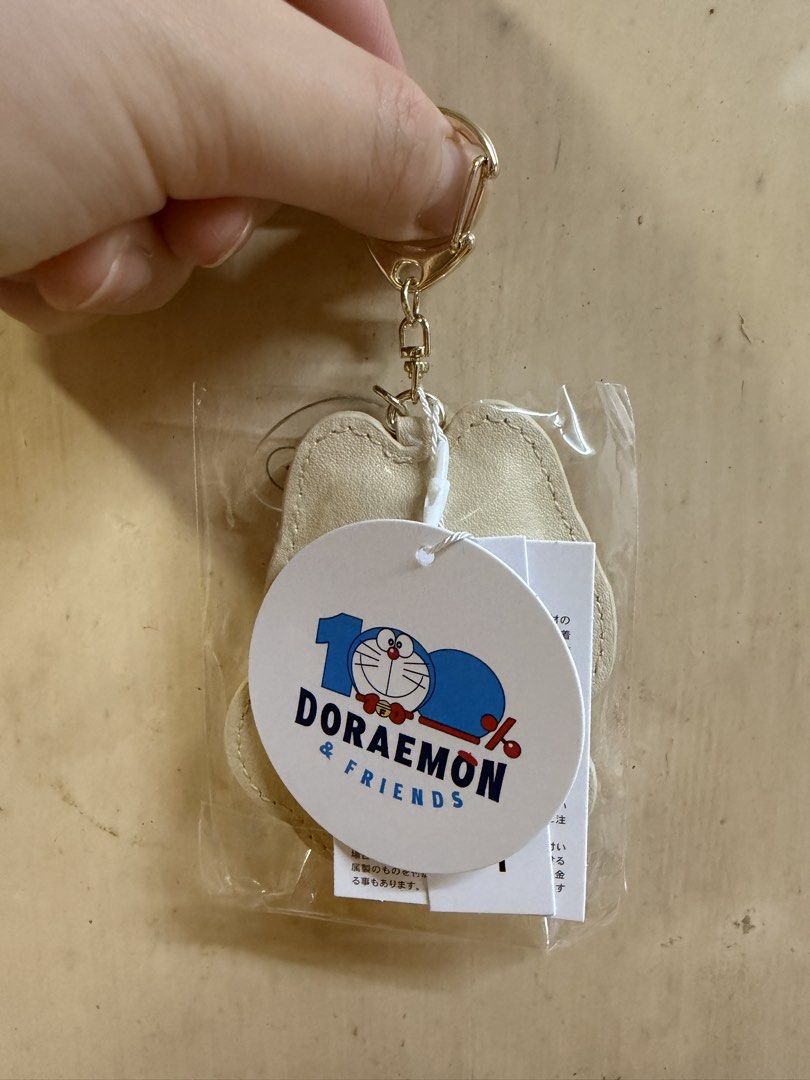 (現貨日版)日本東京站 100% DORAEMON & FRIENDS 巡迴特展 多啦A夢柴犬薩格拉刺繡鑰匙圈 （分類：日系周邊）位於 Hong Kong。 由 golden_tomato_sauce 提交（商品編號 1462402363，圖片 2）。簡介： 係多啦A夢柴犬刺繡鎖匙扣，好可愛㗎。上面有Doraemon & Friends嘅標誌。個扣係金色嘅，好襟用。送禮自用都得。 全新，有袋，有牌，購自東京正品 $230@1 可面交可順豐到付。