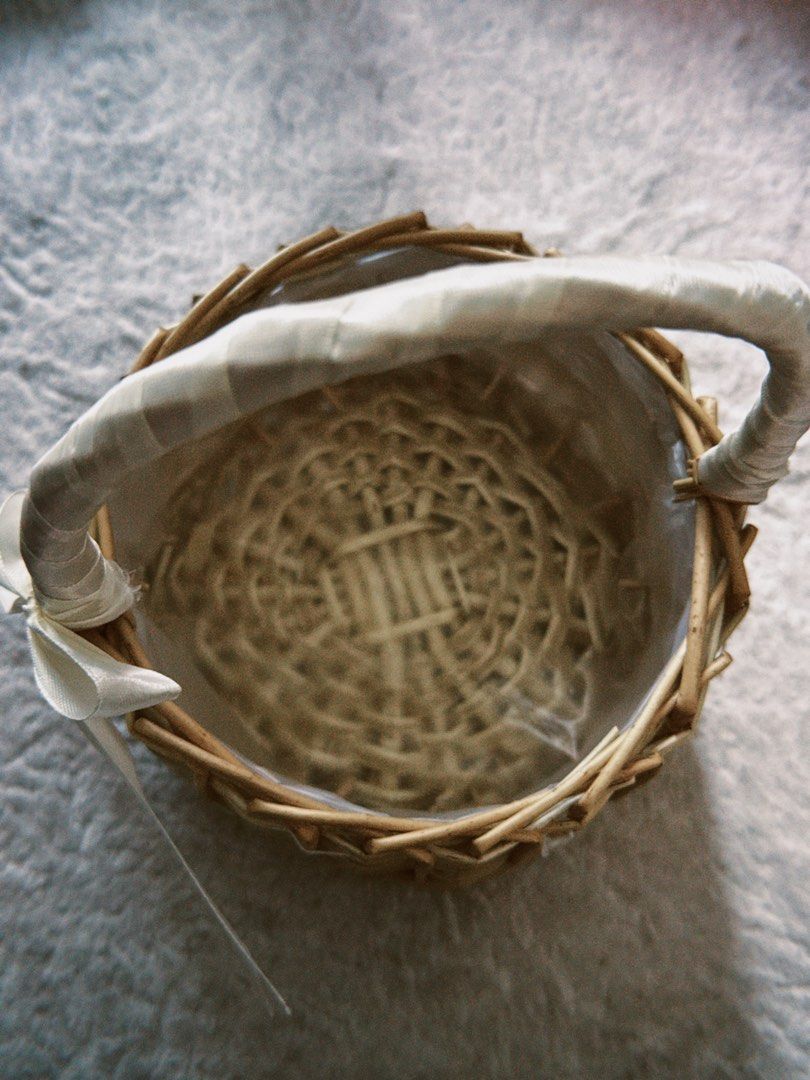 婚禮印水貼紙加絲帶藤籃 （分類：禮品籃和禮籃）位於 Hong Kong。 由 gd_seller_gd_buyer 提交（商品編號 1462340439，圖片 3）。簡介： 之前婚禮整左印水貼紙，無用到，啱晒用嚟婚禮當日賓客一整玩，藤籃可以用嚟裝住佢/裝花瓣都得。。