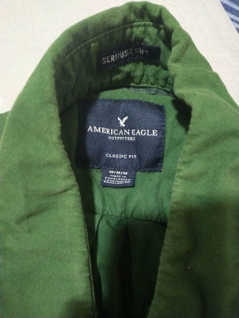 👔 American Eagle Olive Green Button-Down Shirt (Category: Tshirts & Polo Shirts ) located in Paranaque City. Submitted by gentle.declutter (Listing ID 1460982303, Image 2). Description: Brand: American Eagle Outfitters Line: Seriously Soft — premium ultra-soft fabric Fit: Classic Fit — relaxed, comfortable cut Size: M / Medium Color: Deep olive green Style: Long-sleeve, collared, full button-front, chest pocket, lightweight soft fabric — great f