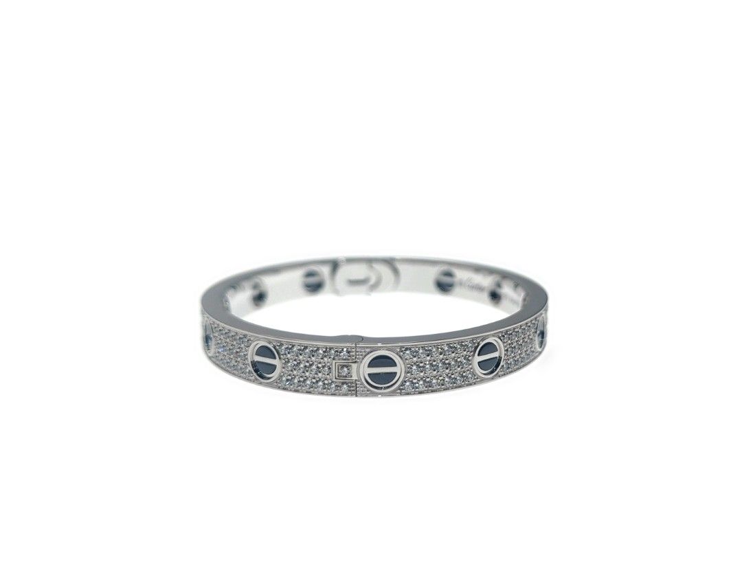 カルティエ Cartier LOVE 經典款 鋪鑲鑽石 陶瓷 手鐲 Size16 | 官方推薦店·折扣優惠 （分類：飾物及配件）位於 Hong Kong。 由 jacky_appraiser_hk 提交（商品編號 1462327603，圖片 2）。簡介： LOVE 系列於 1969 年在紐約誕生，現已成為全球標誌。 這一切都始於第一個創作，即由珠寶大師 Aldo Cipullo 設計的黃金 LOVE 手鐲。 自問世以來，LOVE 手鐲為本世紀一些最具代表性的情侶手腕增光添彩， 該系列現已擴展至包括各種手鐲、戒指、項鍊和耳環，並以鑽石裝飾詮釋獨特的情感表達。 鎖住你的愛，直到永遠。 官網新款售價：HK$388,000 品牌：Cartier 系列：Love 名稱：寬版 滿天星 陶瓷 材質：750白金 尺寸：16 寬度：6.7毫米 配件：盒／全球聯保证书 產品型號：N6032416 安心保障：專屬陪驗認證服務 商品狀況：極佳 (可參考新舊評級) 新舊程度評級 全新：從未戴過（未拆包裝） 極佳：