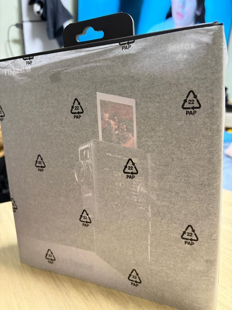 [日版全新]未開封富士 Fujifilm Instax Mini Evo Cinema相機 （分類：相機）位於 Hong Kong。 由 kevin456677 提交（商品編號 1462301041，圖片 1）。簡介： 這款相機強調「電影感」的創作體驗，提供多種復古濾鏡與操作方式： 影片錄製：可錄製最長 15 秒的短片。影片像素在一般模式為 800x600，而在「2020 高畫質模式」下可達 1080x1440 (24fps)。 100 種特效組合：機身設有「年代轉盤 (Eras Dial)」，提供 1930 年代至 2020 年代的 10 種風格濾鏡（包含顆粒感、VHS 效果等），並可透過鏡頭環調整 10 級強弱，共可創造 100 種視覺效果。 QR Code 互動列印：使用者可以從影片中擷取一幀畫面列印，照片上會附帶一個 QR Code。掃描後即可在手機瀏覽器中播放該段影片（包含聲音效果）。 專屬 App 創作：支援將多段影片拼接成 30 秒短片，並套用電影海報模板或加入片頭/片尾，