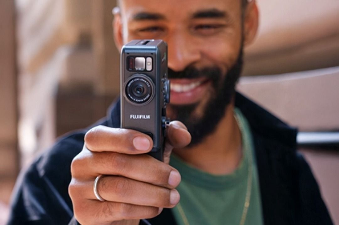 [日版全新]未開封富士 Fujifilm Instax Mini Evo Cinema相機 （分類：相機）位於 Hong Kong。 由 kevin456677 提交（商品編號 1462301041，圖片 3）。簡介： 這款相機強調「電影感」的創作體驗，提供多種復古濾鏡與操作方式： 影片錄製：可錄製最長 15 秒的短片。影片像素在一般模式為 800x600，而在「2020 高畫質模式」下可達 1080x1440 (24fps)。 100 種特效組合：機身設有「年代轉盤 (Eras Dial)」，提供 1930 年代至 2020 年代的 10 種風格濾鏡（包含顆粒感、VHS 效果等），並可透過鏡頭環調整 10 級強弱，共可創造 100 種視覺效果。 QR Code 互動列印：使用者可以從影片中擷取一幀畫面列印，照片上會附帶一個 QR Code。掃描後即可在手機瀏覽器中播放該段影片（包含聲音效果）。 專屬 App 創作：支援將多段影片拼接成 30 秒短片，並套用電影海報模板或加入片頭/片尾，