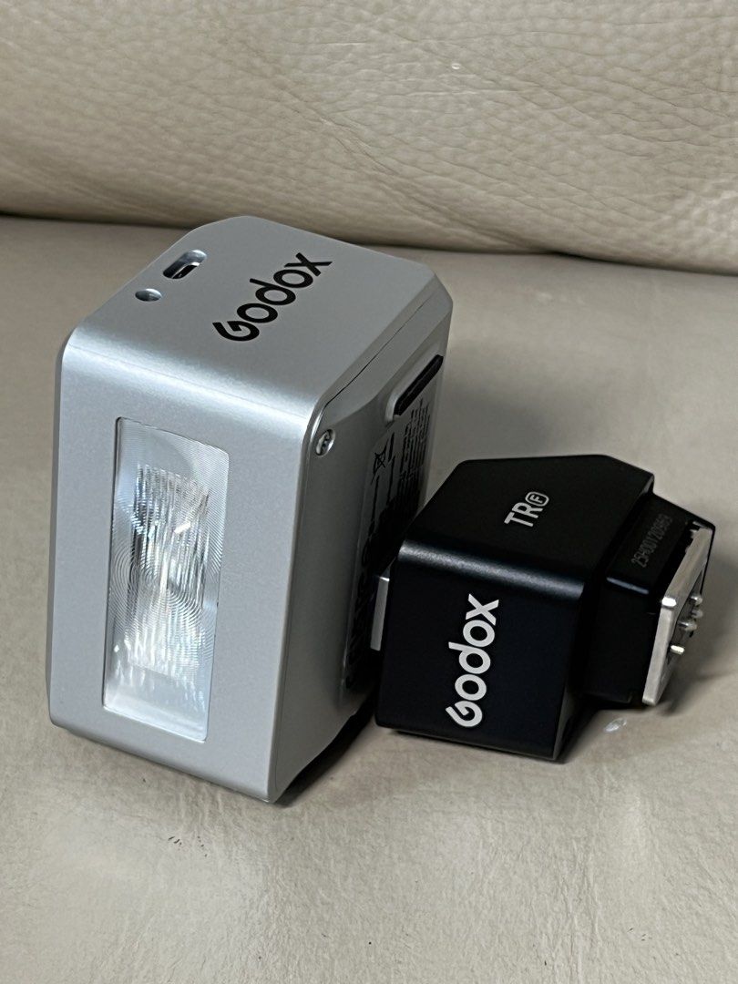 [接近全新] Godox IT30pro TTL 閃光燈+ TR熱靴增高角度座 （富士） （分類：閃光燈）位於 Hong Kong。 由 nights.lam 提交（商品編號 1462271727，圖片 2）。簡介： [接近全新] Godox IT30pro TTL 閃光燈 + TR熱靴增高角度座 （富士） Godox IT30Pro 已經貼了玻璃螢幕貼。只有試機過一次，接近全新。。