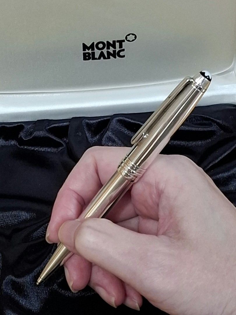 萬寶龍 絕版純銀原子筆，金屬筆夾電鍍鉑金。Montblanc Meisterstück Solitaire Pure Silver Ballpoint Pen （分類：文具）位於 Hong Kong。 由 swiftearth_ae51e8 提交（商品編號 1462350266，圖片 3）。簡介： 萬寶龍 絕版純銀原子筆，筆夾電鍍鉑金。書寫流暢，採用旋轉開關，有原裝盒，送禮自用皆宜。萬寶龍可免費提供用銀布清潔服務，並附送全新原裝萬寶龍抹布乙塊 。Montblanc Meisterstück Solitaire ballpoint pen. Made of pure silver. Comes with original box, service guide, and polishing cloth. Model number 05853. A classic writing instrument. Made in Germany.。
