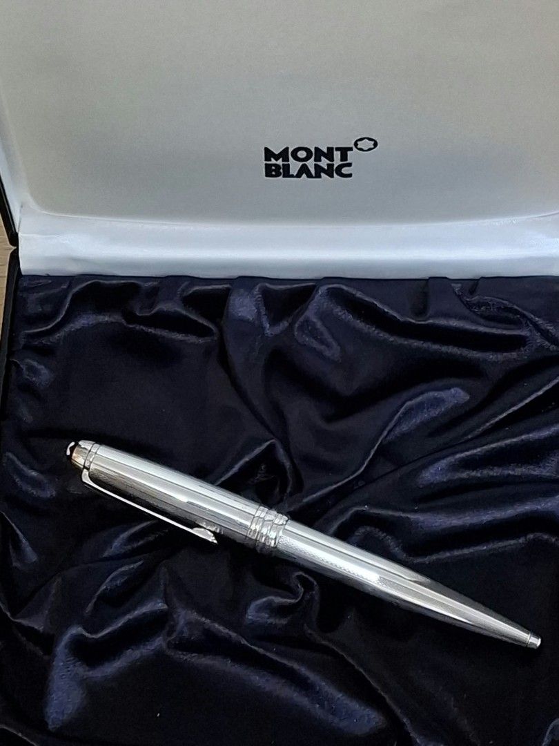 萬寶龍 絕版純銀原子筆，金屬筆夾電鍍鉑金。Montblanc Meisterstück Solitaire Pure Silver Ballpoint Pen （分類：文具）位於 Hong Kong。 由 swiftearth_ae51e8 提交（商品編號 1462350266，圖片 1）。簡介： 萬寶龍 絕版純銀原子筆，筆夾電鍍鉑金。書寫流暢，採用旋轉開關，有原裝盒，送禮自用皆宜。萬寶龍可免費提供用銀布清潔服務，並附送全新原裝萬寶龍抹布乙塊 。Montblanc Meisterstück Solitaire ballpoint pen. Made of pure silver. Comes with original box, service guide, and polishing cloth. Model number 05853. A classic writing instrument. Made in Germany.。