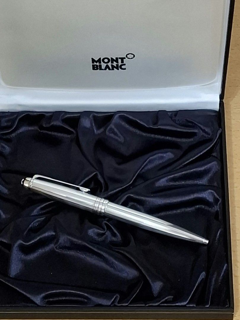 萬寶龍 絕版純銀原子筆，金屬筆夾電鍍鉑金。Montblanc Meisterstück Solitaire Pure Silver Ballpoint Pen （分類：文具）位於 Hong Kong。 由 swiftearth_ae51e8 提交（商品編號 1462350266，圖片 2）。簡介： 萬寶龍 絕版純銀原子筆，筆夾電鍍鉑金。書寫流暢，採用旋轉開關，有原裝盒，送禮自用皆宜。萬寶龍可免費提供用銀布清潔服務，並附送全新原裝萬寶龍抹布乙塊 。Montblanc Meisterstück Solitaire ballpoint pen. Made of pure silver. Comes with original box, service guide, and polishing cloth. Model number 05853. A classic writing instrument. Made in Germany.。