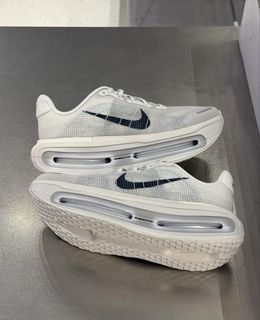 (Category: ) located in . Submitted by hypedxda_sneakers (Listing ID 1462378917, Image 1). Description: .