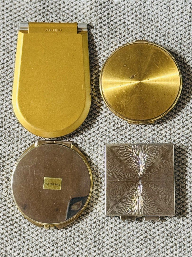 ✨ Vintage Vanity Mirror & Compact Set – 4 Pieces ✨ (Category: Mirrors) located in Bacarra. Submitted by retrovival (Listing ID 1462384491, Image 2). Description: ✨ Vintage Vanity Mirror & Compact Set – 4 Pieces ✨ Charming 4-piece assortment of vintage vanity mirrors/compact cases, each with its own distinct retro character. 💄🪞 Perfect for collectors, vintage lovers, styling props, or as decorative pieces for a vanity table. Included in the set: