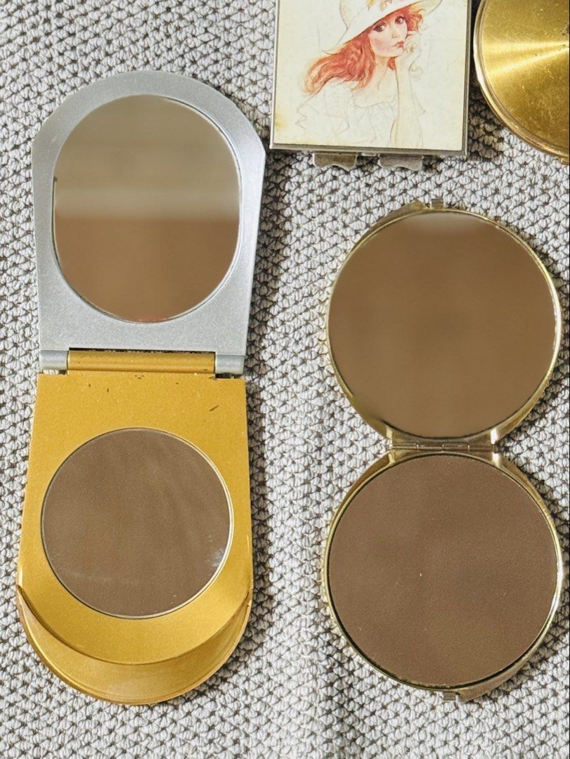 ✨ Vintage Vanity Mirror & Compact Set – 4 Pieces ✨ (Category: Mirrors) located in Bacarra. Submitted by retrovival (Listing ID 1462384491, Image 3). Description: ✨ Vintage Vanity Mirror & Compact Set – 4 Pieces ✨ Charming 4-piece assortment of vintage vanity mirrors/compact cases, each with its own distinct retro character. 💄🪞 Perfect for collectors, vintage lovers, styling props, or as decorative pieces for a vanity table. Included in the set: