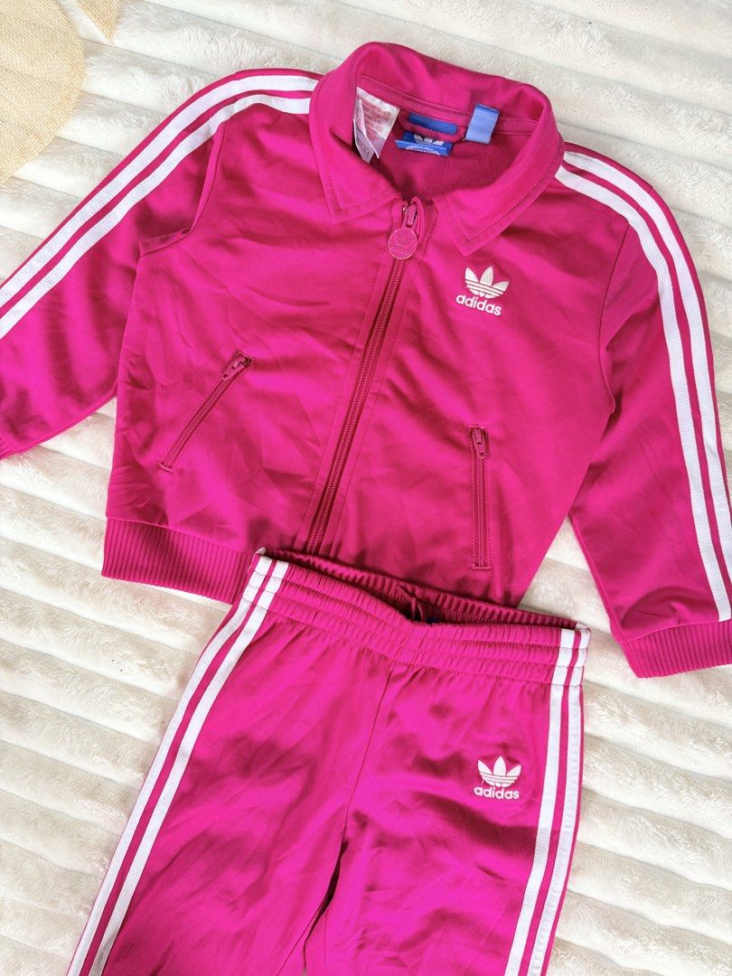 Adidas tracksuit terno pink 24M (Category: Babies & Kids Fashion) located in La Trinidad. Submitted by true_kidsclothing (Listing ID 1462283491, Image 3). Description: 𝙎𝙞𝙯𝙚 𝙤𝙣 𝙩𝙖𝙜: 24 months 💯Legit / Authentic 📌Excellent used condition 📌Color rate: 9.8/10 .