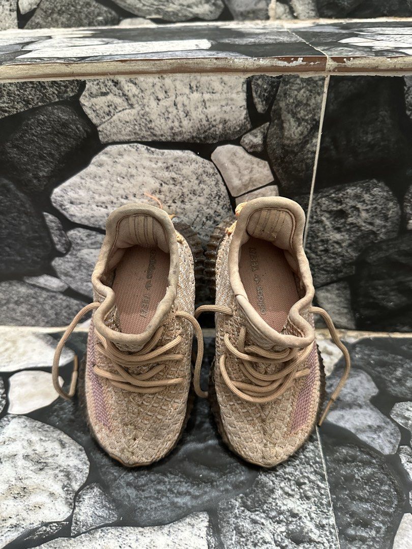 ADIDAS YEEZY KIDS (Category: Babies & Kids Fashion) located in Baguio. Submitted by azbentabols (Listing ID 1462278631, Image 1). Description: ADIDAS YEEZY KIDS Excellent condition 15-16cms .