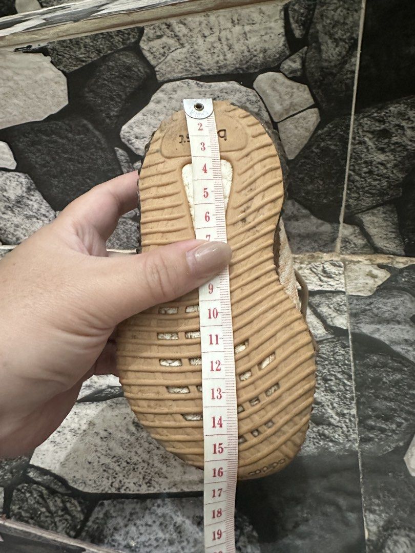 ADIDAS YEEZY KIDS (Category: Babies & Kids Fashion) located in Baguio. Submitted by azbentabols (Listing ID 1462278631, Image 3). Description: ADIDAS YEEZY KIDS Excellent condition 15-16cms .