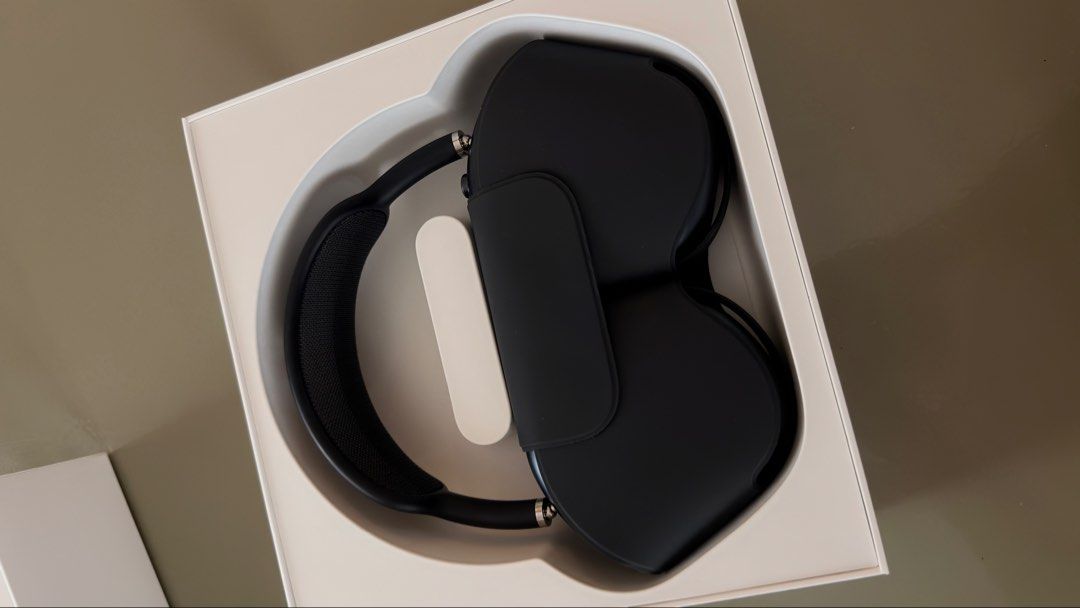 Airpods Max USB C (Category: Headphones & Headsets) located in Quezon City. Submitted by sandroep (Listing ID 1462318168, Image 1). Description: Airpods Max USB C Bought the max 2.