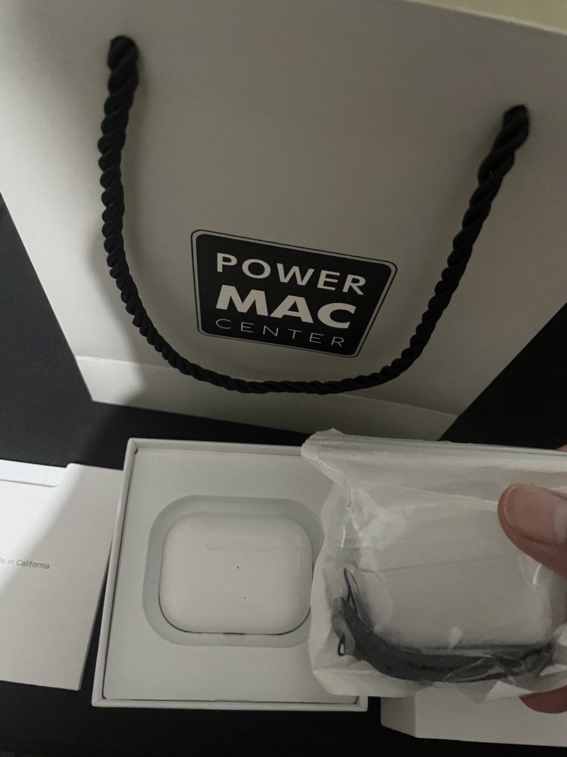 Airpods Pro 2 (Category: Earphones) located in Muntinlupa City. Submitted by dormammu83 (Listing ID 1462263174, Image 2). Description: - Apple AirPods Pro 2nd Generation - Protective case -Charger - Lanyard - Eartips.