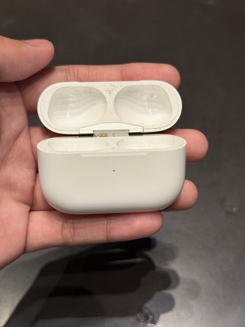 Airpods PRO 2 TYPE C - CHARGING CASE ONLY! (Category: Earphones) located in Manila. Submitted by jay.anthony (Listing ID 1462354590, Image 1). Description: Airpods PRO 2 CHARGING CASE ONLY! Pass sa lowballers Negotiable slightly Good replacement for your lost or defect charging case Take note - for original only! Guaranteed original Prestine condition Model - A3048/A3047 Left and right ( A2968 ) CHARGING CASE MODEL NUMBER Available meet up nearby