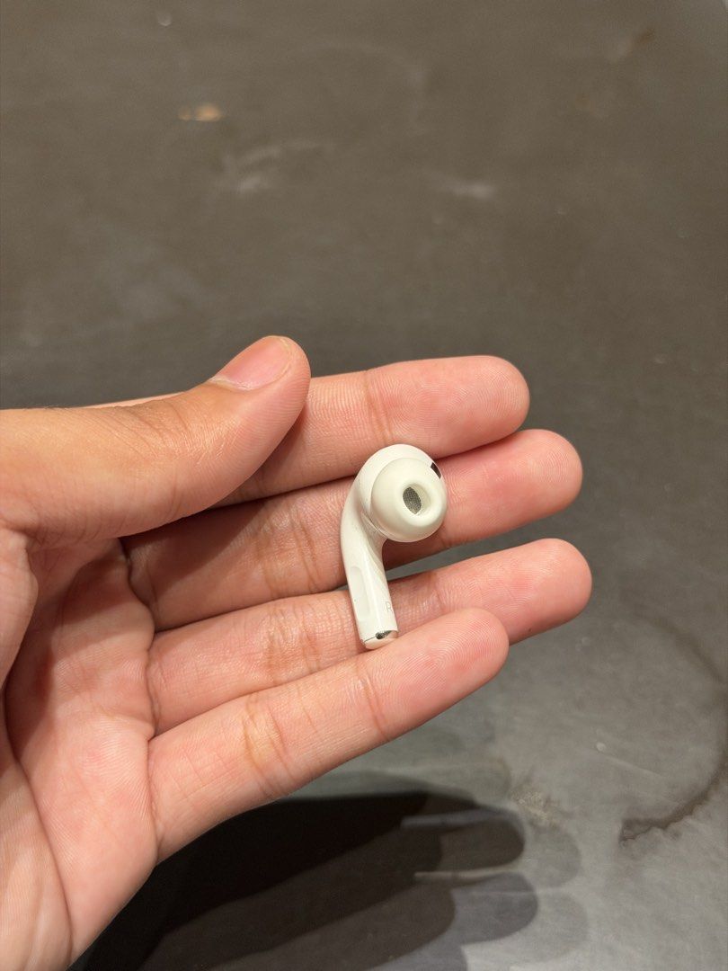 Airpods PRO 2 TYPE C - RIGHT POD ONLY! (Category: Earphones) located in Manila. Submitted by jay.anthony (Listing ID 1462357152, Image 2). Description: Airpods PRO 2 TYPE C - RIGHT POD ONLY! Pass sa lowballers Negotiable slightly Good replacement for your lost or defect airpods Model A3048/A3047 left and right ( A2968 ) charging case Available meet up nearby areas Quezon city location! .