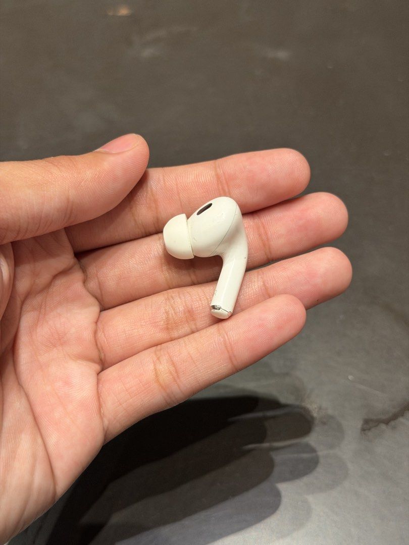 Airpods PRO 2 TYPE C - RIGHT POD ONLY! (Category: Earphones) located in Manila. Submitted by jay.anthony (Listing ID 1462357152, Image 1). Description: Airpods PRO 2 TYPE C - RIGHT POD ONLY! Pass sa lowballers Negotiable slightly Good replacement for your lost or defect airpods Model A3048/A3047 left and right ( A2968 ) charging case Available meet up nearby areas Quezon city location! .