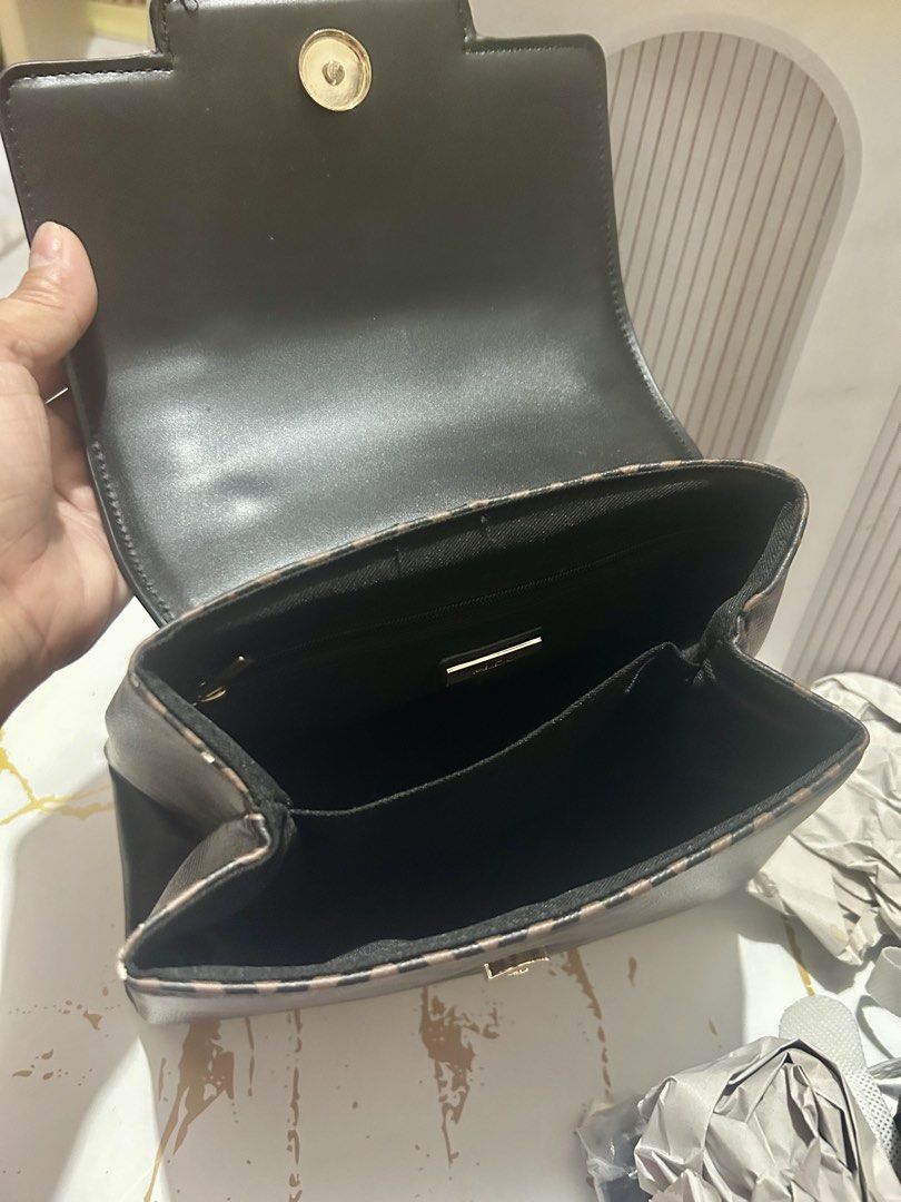 ALDO Geometric Print Chain Handle Handbag (Category: Luxury Bags & Wallets) located in Manila. Submitted by trendsby_t (Listing ID 1462424151, Image 3). Description: - NEVER BEEN USED, may plastic pa - with minimal “FLAW”, pls take a look at the last pic. Di po halata pag nakasara Ang bag. 💼 👍 - with extra long strap -Stylish brown and black geometric print handbag. - Elegant gold chain detail on the front flap. - Versatile with a top handle an