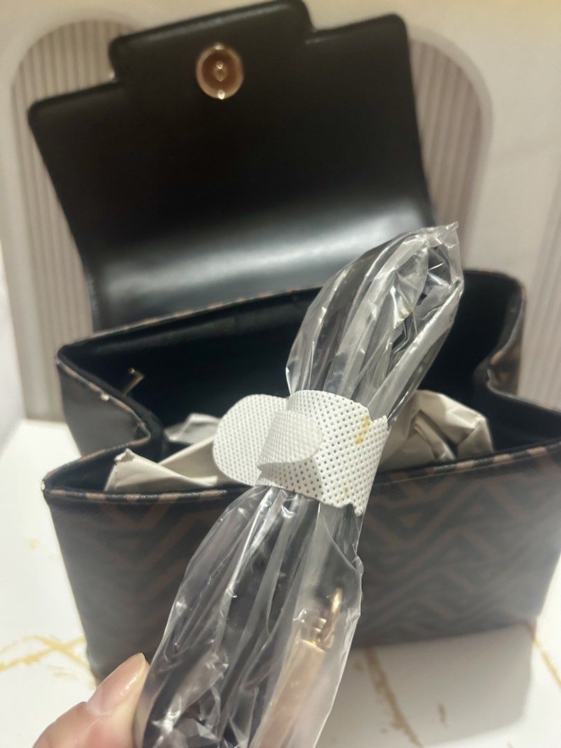 ALDO Geometric Print Chain Handle Handbag (Category: Luxury Bags & Wallets) located in Manila. Submitted by trendsby_t (Listing ID 1462424151, Image 2). Description: - NEVER BEEN USED, may plastic pa - with minimal “FLAW”, pls take a look at the last pic. Di po halata pag nakasara Ang bag. 💼 👍 - with extra long strap -Stylish brown and black geometric print handbag. - Elegant gold chain detail on the front flap. - Versatile with a top handle an
