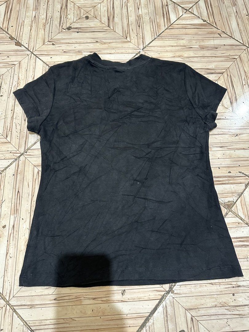 Alo Black T-shirt (Category: Tshirts & Polo Shirts ) located in Angeles City. Submitted by alejeong27 (Listing ID 1462380406, Image 2). Description: - Brand: Alo - Color: Black - Style: Short sleeve, crew neck - Features: Simple logo on chest - Versatile: Perfect for workouts or casual wear - Material: Comfortable.