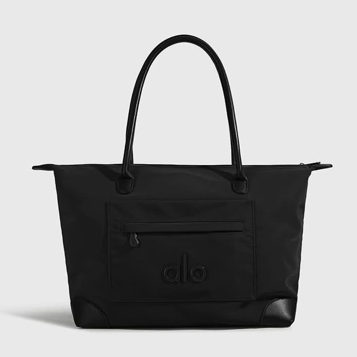 Alo Travel Bag (Category: Beach Bags) located in Manila. Submitted by rcwluxx (Listing ID 1462396648, Image 1). Description: .