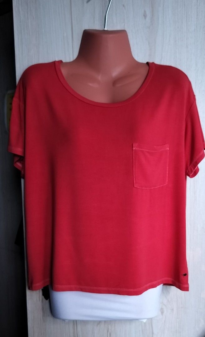 American Eagle "Soft & Sexy" Pocket Tee — Lightly Used (Category: Others Tops) located in Quezon City. Submitted by den_dan47 (Listing ID 1462367719, Image 1). Description: ✅ Condition: Lightly used — clean, no stains, no damage, still in great shape ✅ Brand: American Eagle Outfitters ✅ Size: S / P ✅ Fabric: 95% Viscose + 5% Elastane — incredibly soft, smooth & stretchy ✅ Details: - ⚠️ NOTE: Actual color in person is different from photos - Real 