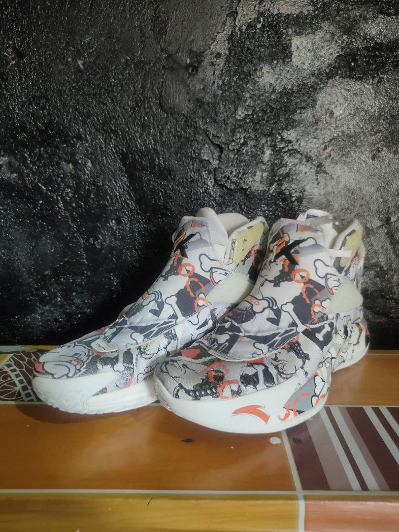 Anta klay Thompson roco shoes (Category: Sneakers) located in Vinzons. Submitted by khasanche43622 (Listing ID 1462397433, Image 1). Description: Almost brandnew condition No heel drag no toe drag Size 11 mens No issue.