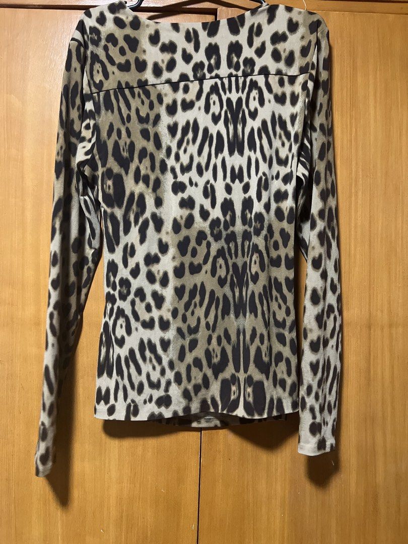 Anne Klein Leopard Print Wrap Top (Category: Longsleeves) located in Pasig City. Submitted by zebteashoppe01 (Listing ID 1462373317, Image 2). Description: - Trendy leopard print long sleeve top Anne klein original - Flattering V-neck with a wrap front design - Stylish side ruching detail - Comfortable and easy to wear - Perfect for dressing up or down 09096535540 Gcash mop Jnt Pasig .