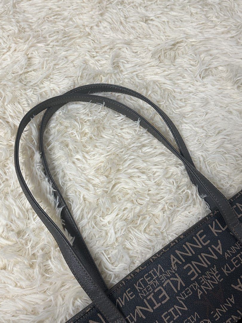 Anne Klein tote bag (Category: Tote Bags) located in Quezon City. Submitted by riavero (Listing ID 1462372546, Image 3). Description: Signs of use dun sa last 2 photos Med up to large.