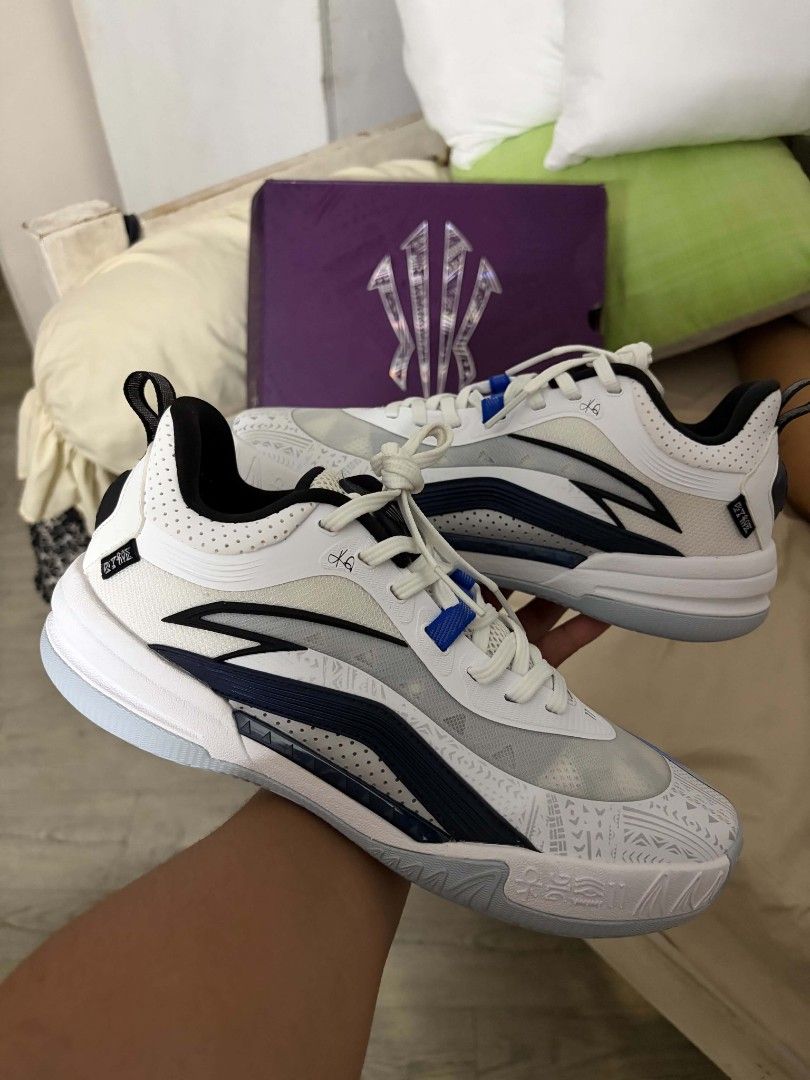 ANTA KAI 1 TEAM DALLAS (Category: Sneakers) located in Manila. Submitted by eugeneinci69100 (Listing ID 1462388372, Image 1). Description: - ANTA Basketball Shoes - Size: 9 - Color: White with blue and black accents - Design: Unique tribal pattern on toe box and sides - Condition: Comes with original box - Usage: Ideal for playing basketball or casual wear.