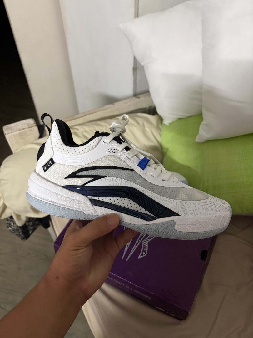 ANTA KAI 1 TEAM DALLAS (Category: Sneakers) located in Manila. Submitted by eugeneinci69100 (Listing ID 1462388372, Image 3). Description: - ANTA Basketball Shoes - Size: 9 - Color: White with blue and black accents - Design: Unique tribal pattern on toe box and sides - Condition: Comes with original box - Usage: Ideal for playing basketball or casual wear.