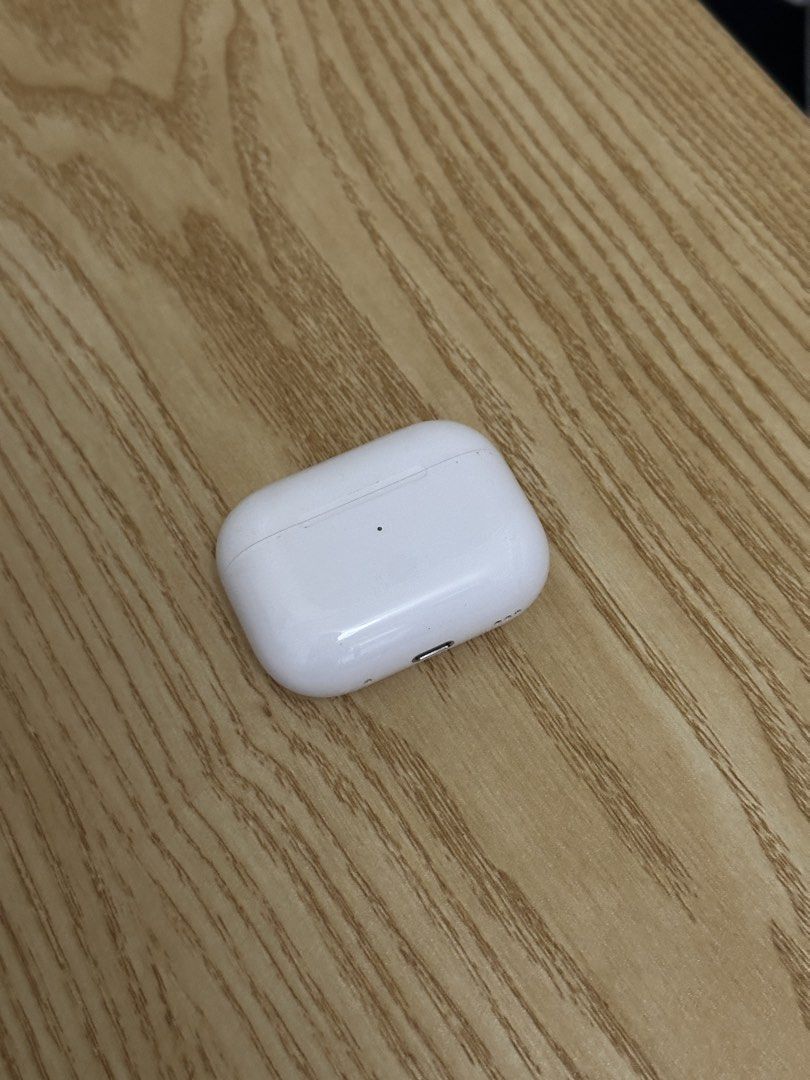 ‼️ NEGOTIABLE ‼️ Apple AirPods Pro 2 — For Sale (Category: Earphones) located in Manila. Submitted by jrpe2021 (Listing ID 1462303203, Image 1). Description: Condition: with Issue. Issue: The Right AirPod has intermittent static/crackling sounds, particularly when walking, moving the head, or when exposed to vibration (e.g. riding on a bumpy road). There is also a noticeable sound that seems like something is moving inside the Right AirPod when s