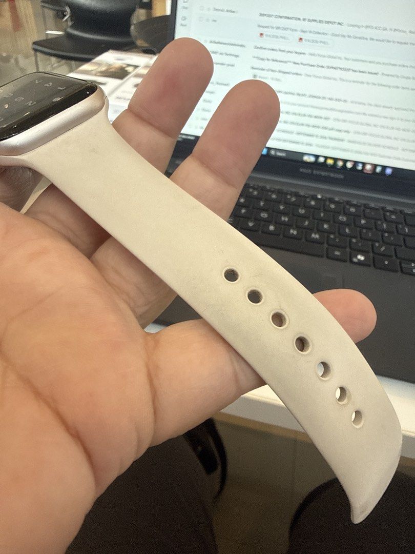 Apple Watch SE 3 (GPS) - Starlight (Category: Wearables & Smart Watches) located in Manila. Submitted by thessagomez5596 (Listing ID 1462267535, Image 2). Description: - Apple Watch SE (3rd Generation) - GPS Model - Color: Starlight - Band: Light Beige (original band) - WatchOS Version: 26.2 - Passcode screen is currently on - Ideal for everyday use - No box natapon na ksi; Unit and charger only -Got this nitong Jan 2026 lang po -Warranty until J