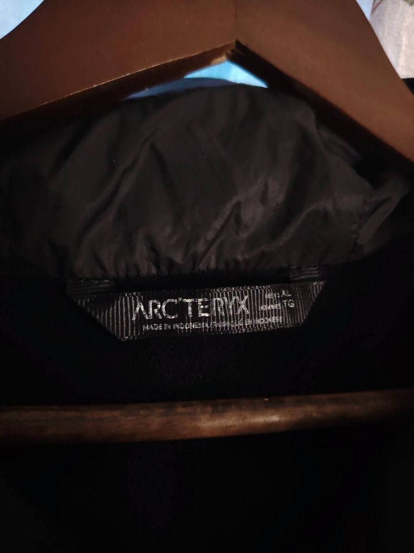 ARCTERYX GORETEX REFLECTORIZED SLEEVE LOGO LIGHT JACKET // XL (Category: Activewear) located in Legazpi City. Submitted by urbangarmentsarch4500 (Listing ID 1462380080, Image 3). Description: ARCTERYX REFLECTORIZED SLEEVE LOGO LIGHT JACKET XL W 24 L 28 issue yung dulo lang need ipaayos smooth pa zipper (Check last pic) Color rate 10/10 Presyohan niyo na ipaayos niyo nalang din ⛰️📲 --- ‼️w/ FREE STICKERS FOR EVERY PURCHASE⁉️ 🛒🛒🛒 BUY. SELL. TRA